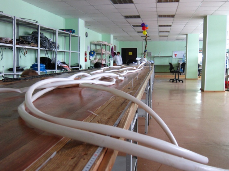 Тут разделываются очень длинные провода.